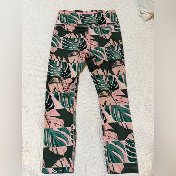 Nike Dri-Fit Women's Size medium Pink Boxed Botanical Fast Crop Leggings - Picture 4 of 5